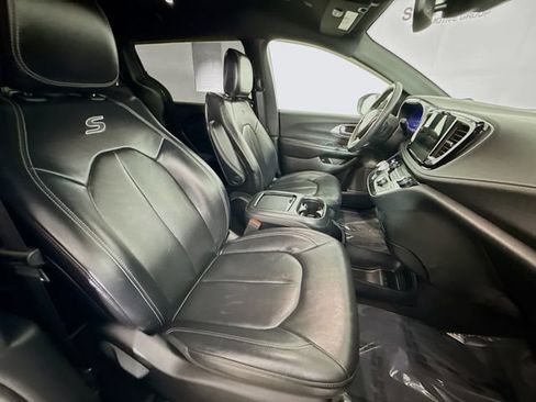 Used 2022 Chrysler Pacifica Touring-L w/ S Appearance Package FWD image 28