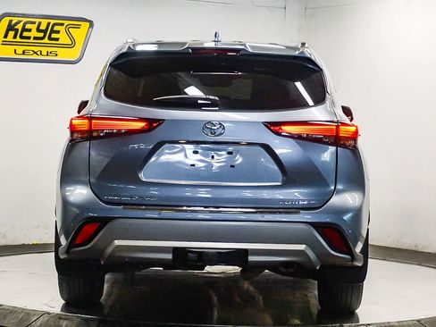 Used 2022 Toyota Highlander Platinum FWD image 3