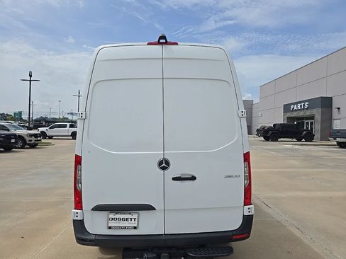Used 2024 Mercedes-Benz Sprinter 2500 image 7