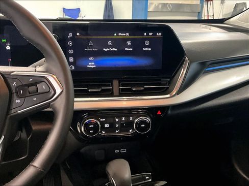 Used 2025 Chevrolet Trax LT w/ LT Convenience Package image 18