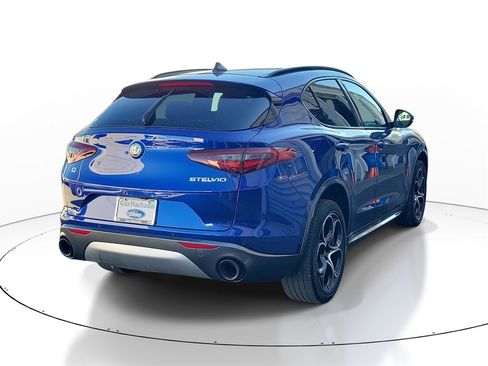 Used 2023 Alfa Romeo Stelvio Ti image 4