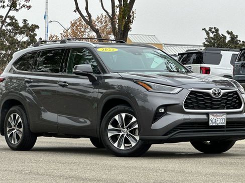 Used 2022 Toyota Highlander XLE image 2