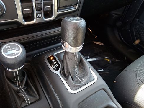 Certified 2018 Jeep Wrangler Unlimited Sahara image 15