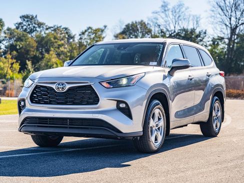 Used 2024 Toyota Highlander LE image 3