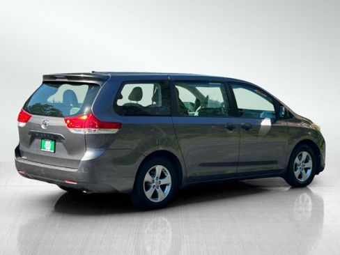 Used 2013 Toyota Sienna L w/ Towing Pkg FWD image 4