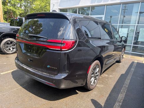 Used 2024 Chrysler Pacifica Limited FWD image 4