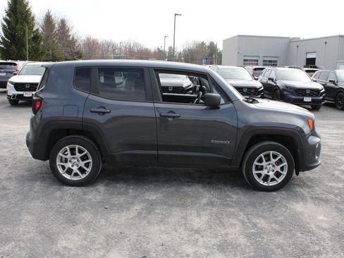 Used 2023 Jeep Renegade Latitude image 4