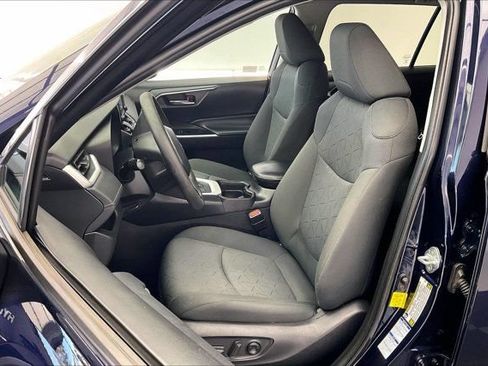Used 2021 Toyota RAV4 XLE AWD/4WD image 18