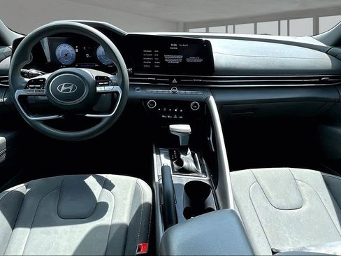 Used 2024 Hyundai Elantra SEL FWD image 15