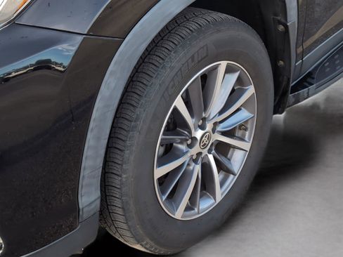 Used 2019 Toyota Highlander XLE image 11