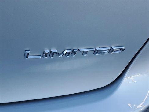 Used 2024 Chrysler Pacifica Limited w/ Uconnect Theater Family Group image 32