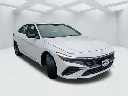 New 2025 Hyundai Elantra SEL image 3