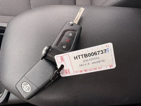 Used 2019 Toyota RAV4 LE FWD image 30