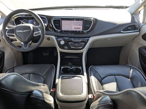 Used 2023 Chrysler Pacifica Limited image 16