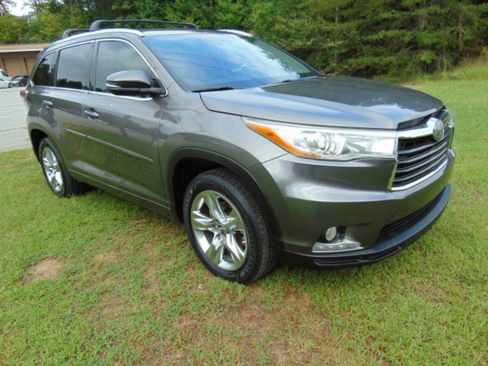 Used 2016 Toyota Highlander Limited w/ Driver Technology Package FWD image 2