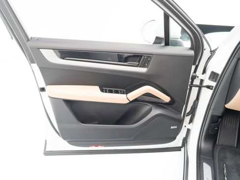 Certified 2026 Porsche Cayenne AWD/4WD image 20