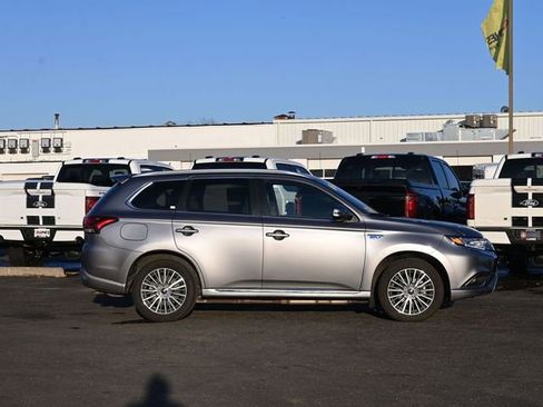 Used 2022 Mitsubishi Outlander 4WD Plug-In Hybrid image 3
