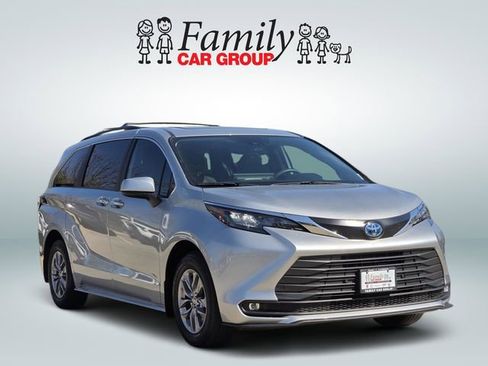 Used 2025 Toyota Sienna XLE FWD image 2