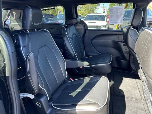 Used 2024 Chrysler Pacifica Limited w/ S Appearance Package image 6