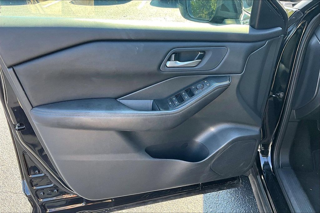 Used 2025 Nissan Rogue SV FWD image 20