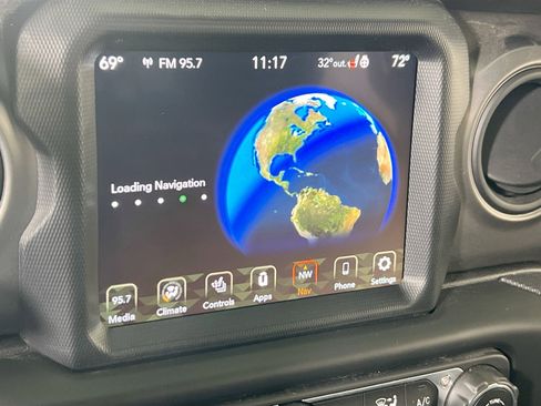 Used 2022 Jeep Gladiator Willys image 13