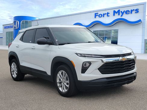 Used 2025 Chevrolet TrailBlazer LS w/ LS Convenience Package FWD image 1