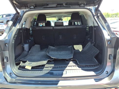 Used 2023 Toyota Highlander XLE AWD/4WD image 13