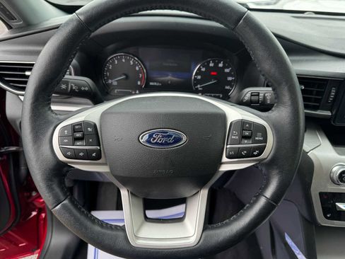 Used 2022 Ford Explorer XLT w/ Equipment Group 202A AWD/4WD image 18