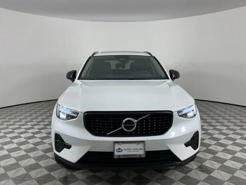 Used 2024 Volvo XC40 B5 Core AWD/4WD image 2