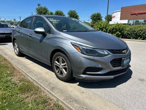 Used 2018 Chevrolet Cruze LT w/ Convenience Package FWD image 2