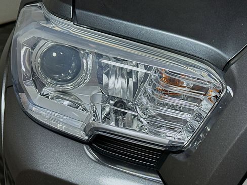 Used 2022 Toyota Tacoma SR5 w/ Technology Package image 9