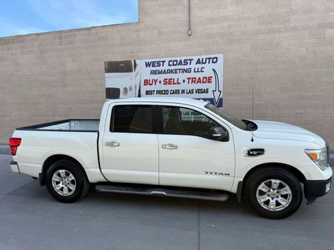 Used 2017 Nissan Titan SV image 3