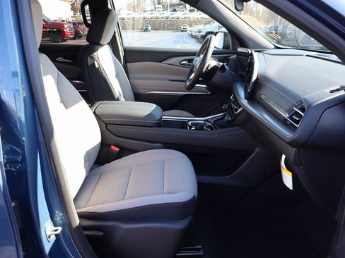 Used 2025 Chevrolet Traverse LT w/ Driver Confidence Package image 16