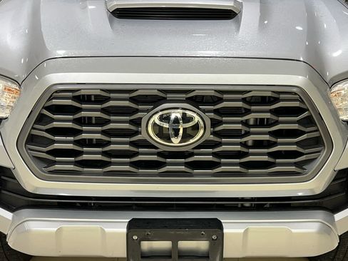 Used 2020 Toyota Tacoma TRD Sport image 4