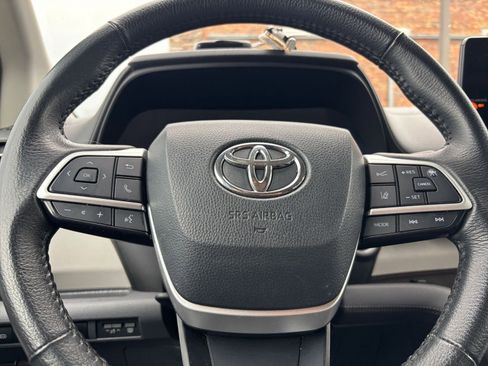 Used 2024 Toyota Sienna XLE FWD image 28