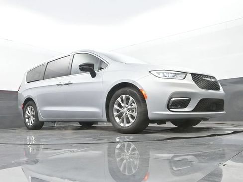 Used 2026 Chrysler Pacifica Limited FWD image 9