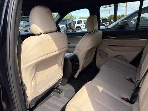 Certified 2025 Jeep Grand Cherokee Limited w/ Luxury Tech Group II AWD/4WD image 10