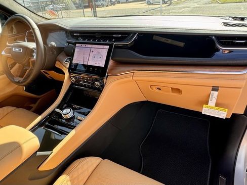 New 2025 Jeep Grand Cherokee Summit image 13