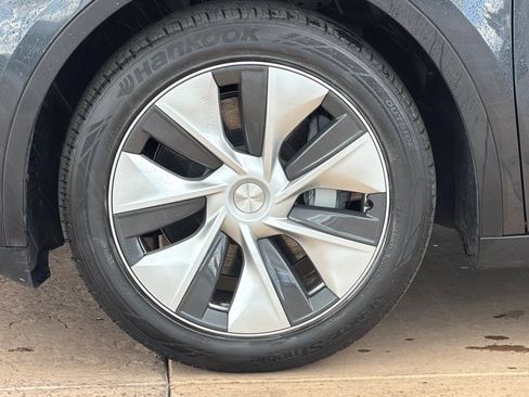 Used 2024 Tesla Model Y Long Range AWD/4WD image 29