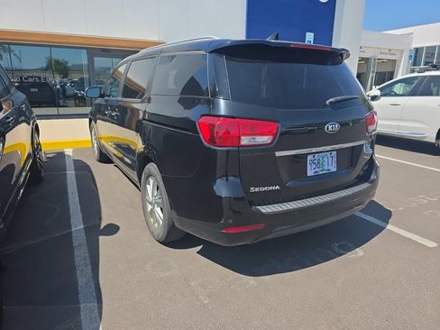 Used 2018 Kia Sedona LX w/ LX Essentials Premium Package FWD image 2