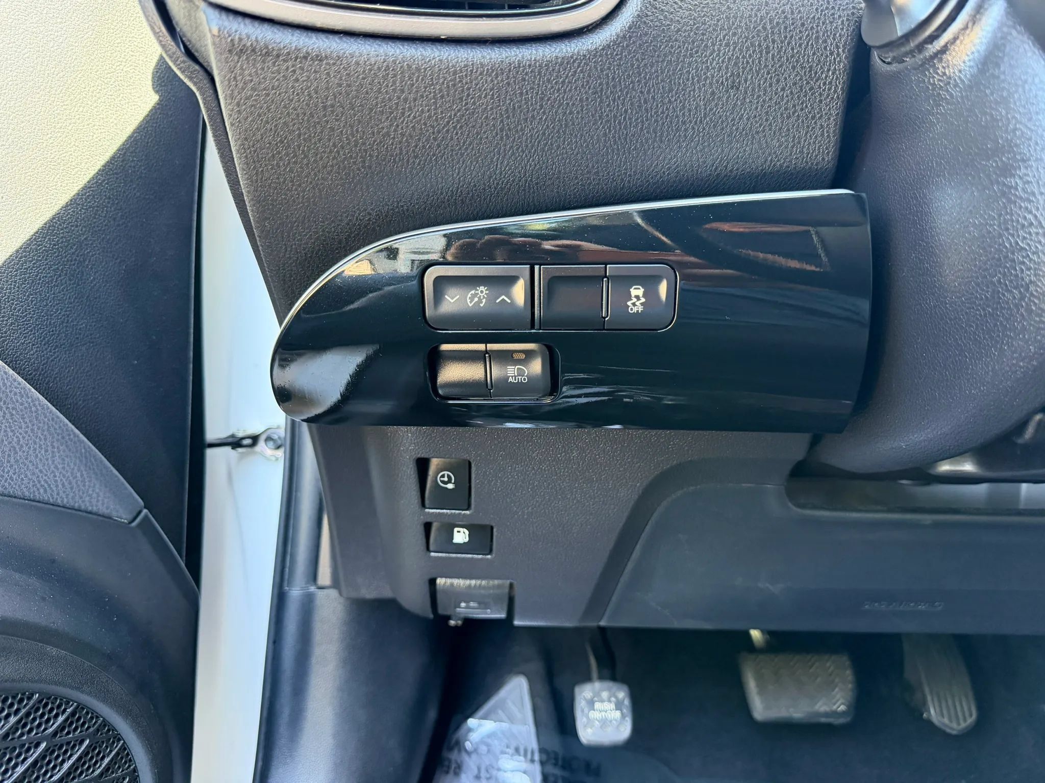 Used 2018 Toyota Prius Prime Plus FWD image 24