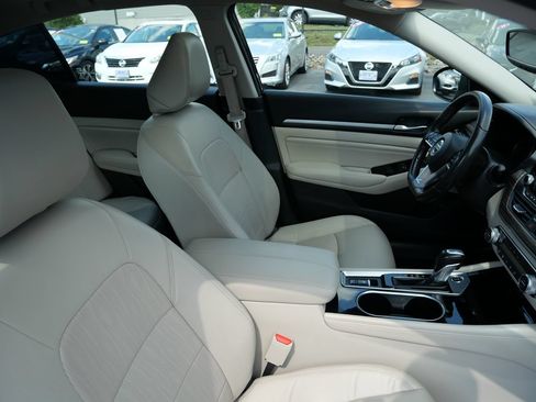 Used 2022 Nissan Altima 2.5 Platinum AWD/4WD image 18