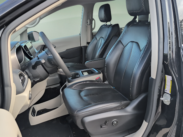 Used 2023 Chrysler Pacifica Touring-L FWD image 16