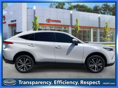 Used 2023 Toyota Venza LE AWD/4WD image 5