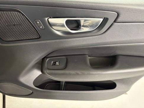 Used 2023 Volvo XC60 B5 Plus image 12