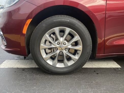 Used 2023 Chrysler Pacifica Touring-L image 10