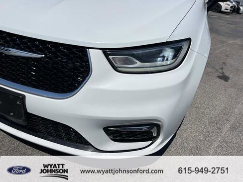 Used 2023 Chrysler Pacifica Touring-L image 9