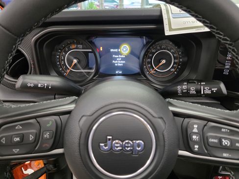 New 2025 Jeep Wrangler Unlimited Rubicon w/ Convenience Group image 10