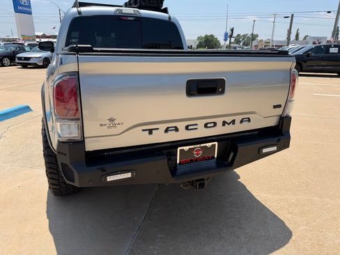 Used 2022 Toyota Tacoma TRD Off-Road w/ Technology Package AWD/4WD image 10