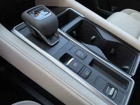 New 2025 Nissan Pathfinder SV w/ Black Appearance Package image 34